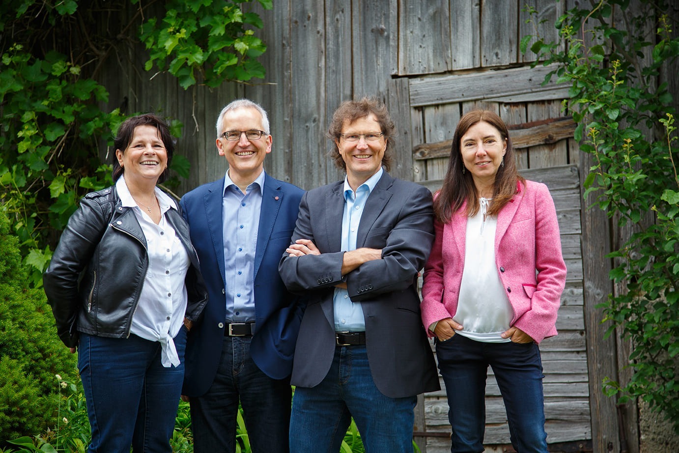 Teambild vor alter Scheune