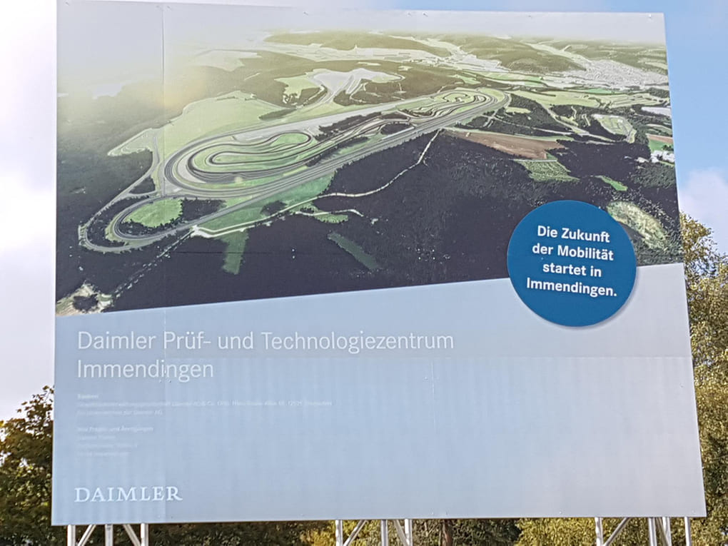 Plakat des neuen Daimler Prüf-und Technologiezentrum in Immendingen
