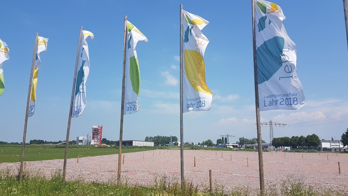 Flaggen vorm Besucherparkplatz der Landesgartenschau in Lahr