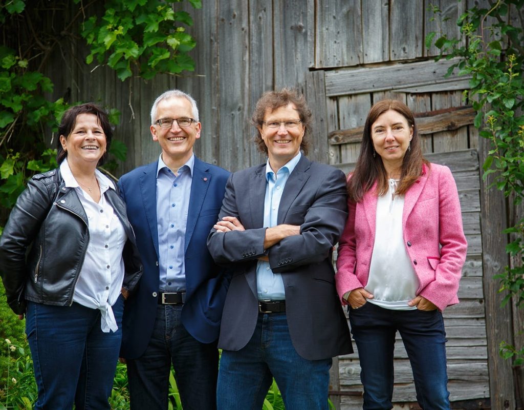 Teambild vor alter Scheune