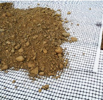 Schaltfläche Partner Tenax mit Erde auf Gitter